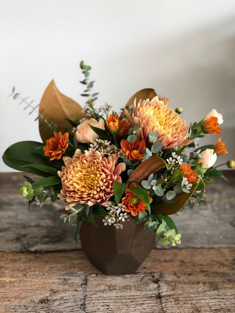 Thanksgiving Flowers Table, Thanksgiving Flower Arrangements Simple, Flower Arrangements With Magnolia Leaves, Magnolia Leaf Floral Arrangements, Rust Flower Arrangements, Thanksgiving Table Floral, Round Bowl Flower Arrangements, Earthy Flower Arrangements, Thanksgiving Flower Arrangements Diy