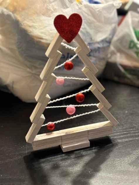 Christmas Diy Wood, Christmas Crafts To Make, Noel Diy, Dollar Tree Diy Crafts, Christmas Wood Crafts, Holiday Crafts Christmas, Christmas Ornament Crafts, Popsicle Sticks, Tree Crafts