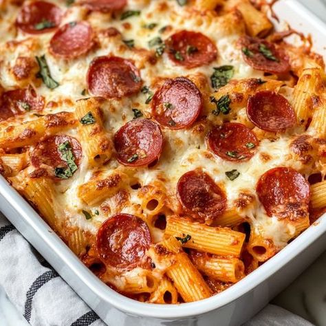 The Super Easy Pizza Pasta Bake is a comforting casserole made with uncooked penne pasta, marinara sauce, sliced pepperoni, and shredded mozzarella cheese. The pasta is boiled, mixed with the sauce and pepperoni, then layered Baked Pasta With Pepperoni, Baked Soaghetti, Baked Spagetti, Pizza Pasta Bake Recipes, Easy Pizza Pasta, Pepperoni Pasta, Pizza Pasta Bake, Smothered Pork Chops Recipe, Pasta Marinara