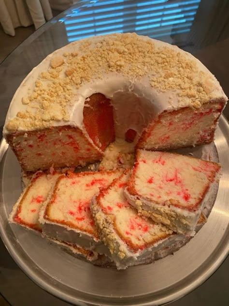 Strawberry crunch pound cake - Delish Grandma's Recipes Strawberry Crunch Pound Cake, Crunch Pound Cake, Strawberry Crunch, Crunch Cake, Think Food, Food Drinks Dessert, Pound Cake Recipes, Food Obsession, Pound Cake