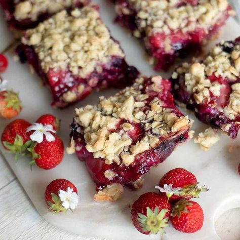 Vegan Mixed Berry Oatmeal Bars Berry Oatmeal Bars, Berry Oat Bars, Mixed Berry Oatmeal, Easy Chocolate Pie, Oatmeal How To Make, Berry Oatmeal, Oatmeal Porridge, Vegan Cheesecake, Oat Bars