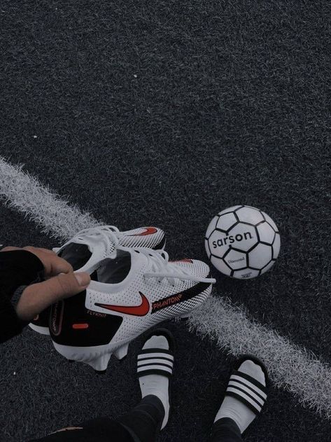 Football Dark Aesthetic, Football Shoes Aesthetic, Playing Soccer Aesthetic, Soccer Aesthetic Pictures, Soccer Vision Board, Futbol Aesthetic, Cristiano Ronaldo Body, Soccer Aesthetic, Football Poses