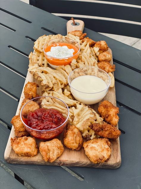 What you need from Chick-fil-A: 1. Nuggets 2. Fries 3. Cheese Sauce 4. Any other sauces you want! *We used our Garden Ranch, Zesty Buffalo & Ketchup* Get your sauce dishes and board from your local craft store! Chick Fil A Charcuterie Board Ideas, Chickfila Board, Chick Fil A Charcuterie Board, Chick Fil A Board, Bigback Food, Appetizer Boards, Chick Fil A Recipe, Chick Fil A Nuggets, Charcuterie Party