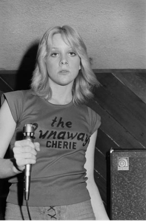 Cherie Currie 70s, Marie Currie, Sandy West, Cherrie Currie, Joan Jett The Runaways, Mid Length Bobs, Cherie Currie, Lita Ford, 70s Glam