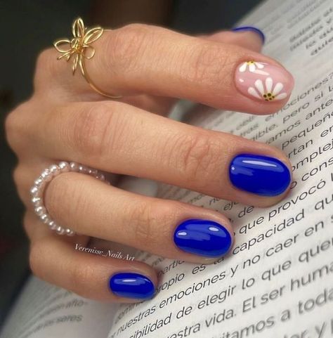 Short Nail Blue, Atum Nails, Manicure Azul, Pale Nails, Short Nail Design, Dot Nail Designs, Golden Nails, Nail Blue, Galaxy Nails