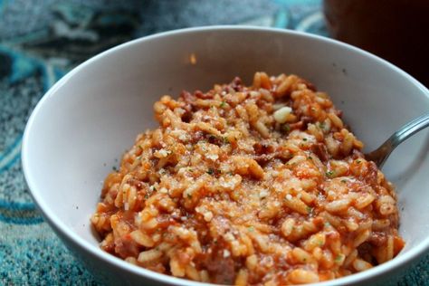 Bolognese Risotto, Risotto Bolognese, Beef Risotto, Homemade Bolognese Sauce, Risotto Cakes, Homemade Bolognese, Risotto Rice, Classic Italian Dishes, One Pot Dinner