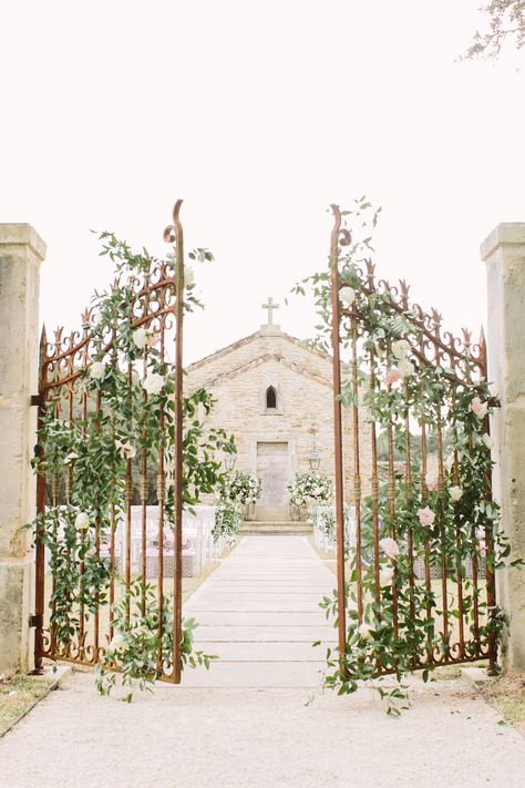 Wedding Venue Courtyard, Houston Texas Wedding Venues, Wedding Venue Entrance, Outdoor Wedding Venue Ideas, Houston Wedding Venues, Romantic Ceremony, Texas Wedding Venues, Dream Wedding Reception, Rustic Modern Wedding