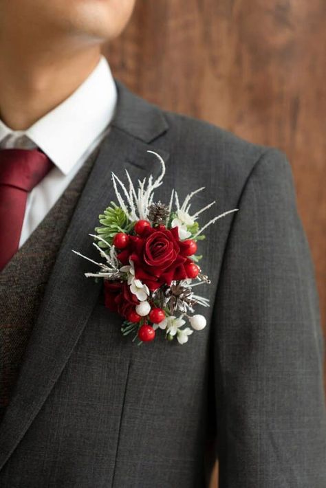 30 Enchanting Christmas Wedding Ideas - LADY WEDDINGS Christmas Wedding Boutonniere, Christmas Wedding Ideas Elegant, Winter Wedding Ideas December, Xmas Wedding Ideas, Christmas Wedding Ceremony, Simple Winter Wedding, Winter Wedding Themes, Burgundy Winter Wedding, Pocket Square Boutonniere