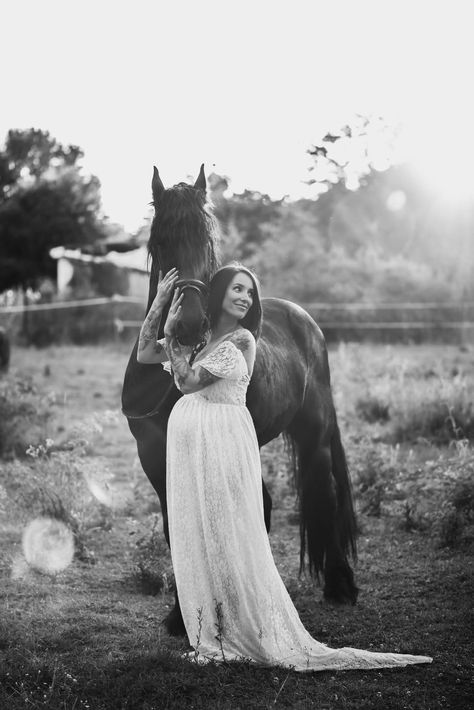 Maternity Session With Horse, Pregnant Horse Photoshoot, Equine Maternity Photography, Maternity Photography With Pets, Maternity Pics With Horses, Maternity Photoshoot With Horse, Maternity Photography Horses, Western Maternity Pictures With Horses, Maternity With Horse