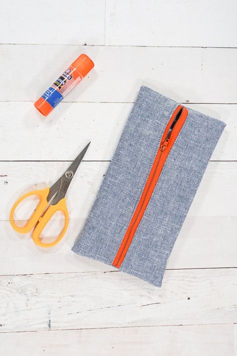 Easy DIY Pencil Pouch • Heather Handmade Diy Pencil Pouch, Pencil Pouch Pattern, Pencil Pouch Diy, Sew Tutorials, Advanced Sewing Projects, Scraps Of Fabric, Bag Tutorials, Diy Pencil, Sew Zipper