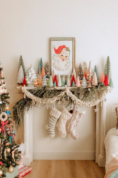 Facebook Retro Christmas Aesthetic, Christmas Mantle, Christmas Inspo, Whimsical Christmas, Merry Little Christmas, Christmas House, Holiday Inspiration, Christmas Aesthetic, Cozy Christmas