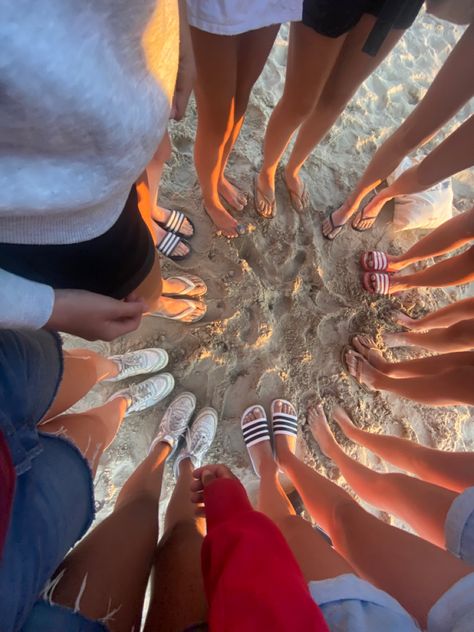 Friend group beach aesthetic Summer Friend Group Beach, Group Of Friends Aesthetic Beach, Group Photo Poses Beach, Beach Friend Group, Friend Group Pictures, Group Photo Poses, Group Picture Poses, Beachy Aesthetic, Beach Pictures Friends