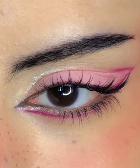 Colourful Eyeshadow Looks, Pink Eyeliner, Festival Make Up, Pink Eye Makeup, Cute Eye Makeup, Korean Eye Makeup, Makeup Artist Tips, Swag Makeup, Makeup Spray