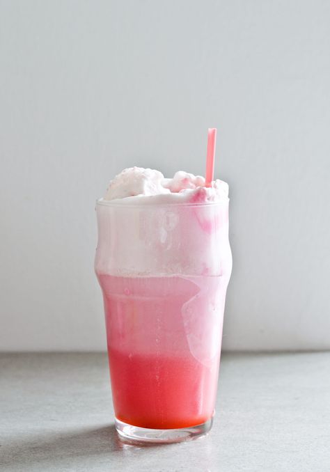 Elderflower strawberry ice cream float #weekend #summer #drink #icecream #float #soda #pink #ombre #dessert #brunch Pink Recipes, Soda Float, Ice Cream Float, Baking Lessons, Soda Floats, Light Cocktails, Pizza Pockets, Ice Cream Floats, Floral Cocktails