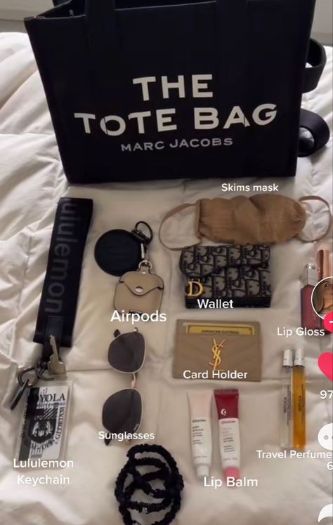 Marc Jacobs Tote Bag Aesthetic, The Tote Bag Marc Jacobs Outfit, Airport Bag Essentials, Uni Bag Essentials, Bag Essentials Aesthetic, Purse Must Haves Items, Bag Essentials Everyday, Tote Bag Essentials, The Tote Bag Marc Jacobs