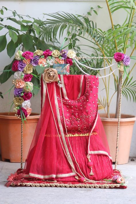 Dress Hamper Ideas, Chab Decoration Ideas, Dress Hamper, Decoration Ideas For Engagement, Engagement Plates, Diy Wedding Gift Box, Chhab Decoration, Hampers Packaging, Indian Outdoor Wedding Decor