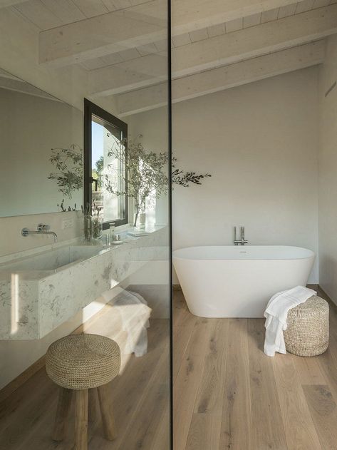 Oxygen House in Costa Brava / Susanna Cots Interior Design Minimal Bathroom, Bad Inspiration, Interior Minimalista, Cots, Contemporary Bathrooms, Bath Tub, Beautiful Bathrooms, Contemporary Bathroom, House In The Woods