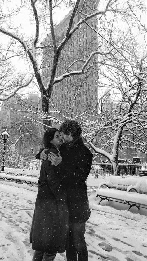 A Winter In New York Book, Christmas In New York Couple, Relationship Aesthetic Black And White, New York Christmas Couple Pictures, Winter Couples Aesthetic, New York With Boyfriend, Snow Couple Photos, Couple In Snow Aesthetic, Couple Snow Aesthetic