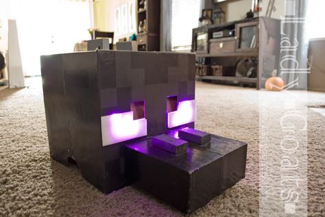 Okay, I KNOW! I should become the Mom-of-an-Ender-Dragon-Lover blog. But this is big!!      THE FREAKING EYES LIGHT UP!!   The Big Kid keeps... Enderdragon Costume, Dragon Mask Diy, Ender Dragon Costume, Kiki Costume, Enderman Costume, Minecraft Halloween Costume, Minecraft Merch, Minecraft Bedroom Decor, Epic Halloween Costumes