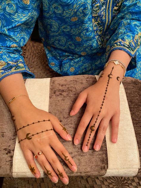 Simple ramadan henna Eid Henna Minimal, Ramadan Henna Designs Simple, Henna For Ramadan, Henna Designs Ramadan, Ramadan Mehndi Designs, Henna Ramadan, Ramadan Gathering, Henna Fashion, Ramadan Designs