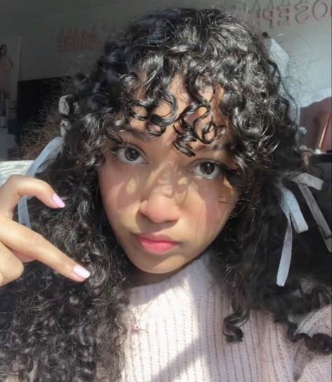 Hairstyles Kawaii, Brown Kawaii, Coquette Hair, Cabello Afro Natural, Curly Hair Ideas, Curly Hair Inspo, 3c Hair, Coquette Girl, Dark Coquette