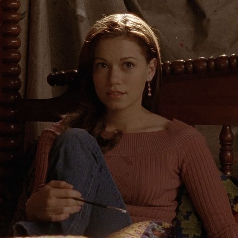 Haley James Season 1, Oth Haley Outfits, Haley Scott Outfits, Hayley James Scott Outfits, Haley James Scott Outfits, Hayley James Scott, Haley Scott, 2000 Aesthetic, Gilmore Girls Fashion