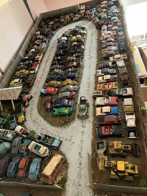 Model Car Display Ideas, Hot Wheels Garage Diy, Hot Wheels Diorama, Hot Wheels Race Track, Car Diorama, Diecast Cars Display, Hot Wheels Room, T3 Bus, Diorama 1:64