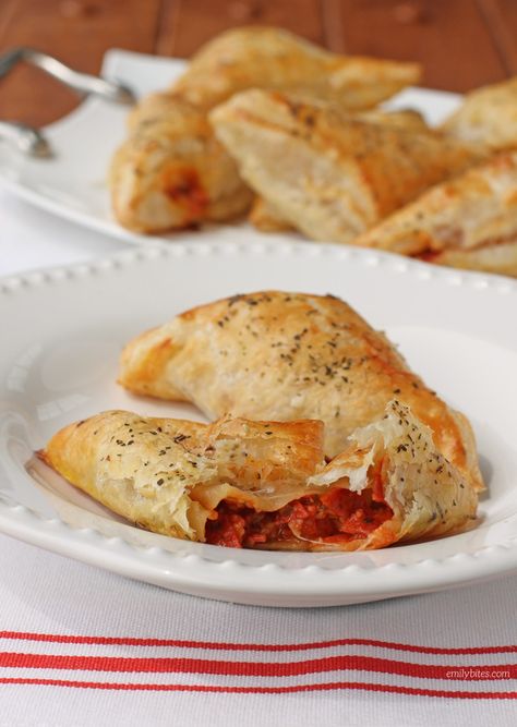 These flaky, buttery puff pastry pizza pockets are stuffed with hot, gooey cheese, spicy pepperoni, fresh mushrooms and pizza sauce for just 130 calories! Phyllo Dough Pizza, Weight Watcher Pizza Recipe, Pizza Dishes, Kitchen Princess, Weight Watchers Pizza, Emily Bites, Ww Snacks, Puff Pastry Pizza, Pastry Pizza