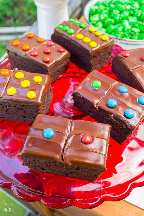 Family Game Night domino brownies Gaming Centerpieces, Board Game Cake, Game Night Desserts, Games Night Ideas, Domino Brownies, Family Game Night Snacks, Family Game Night Party, Game Night Decorations, Family Games Night