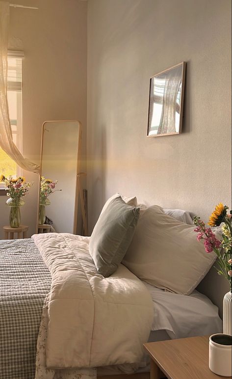 College Apartment Decor Bedroom Minimalist, Comfy Aesthetic Bedroom, Feminine Room Aesthetic Vintage, Simple Cozy Room Ideas, 20 Yr Old Bedroom Ideas, How To Make A Large Bedroom Feel Cozy, Dainty Bedroom Aesthetic, Beige Wall Bedroom Ideas, One Bedroom Apartment Living Room