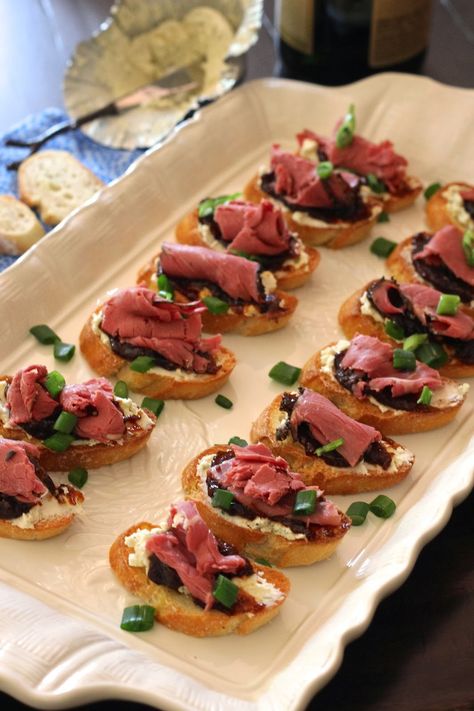 Roast Beef Crostini - A Perfect New Year's Eve appetizer. Beef Appetizer Recipes, Roast Beef Appetizers, Beef Appetizers, Roast Beef Dinner, Crostini Appetizers, Holiday Appetizers Recipes, Small Appetizers, Meat Appetizers, Appetizers Easy Finger Food