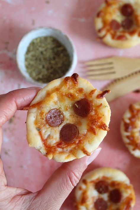 Looking for easy back to school lunch ideas? Gluten free kids? These gluten free mini pizzas are perfect party food or a dinner idea for children. Gluten Free School Lunches, Easy Recipe For Kids, Gluten Free Pizza Recipes, Mini Pizza Recipes, Gluten Free Pizza Dough, Spicy Pizza, Gluten Free Kids, Recipe For Kids, Gluten Free Lunch