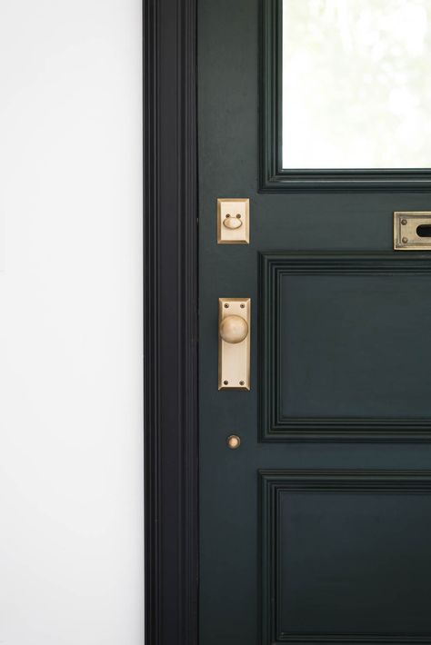 Dark green door with black casing and antique brass door knob and hardware. This post has great sources for vintage style hardware!! Vintage Style Front Door, Black Door Brass Hardware, Dark Green Interior Doors, Dark Green Door Exterior, Dark Green Doors Interior, Door Hardware Exterior, Dark Green Front Door, Retro Entey Door Handles, Dark Green Door