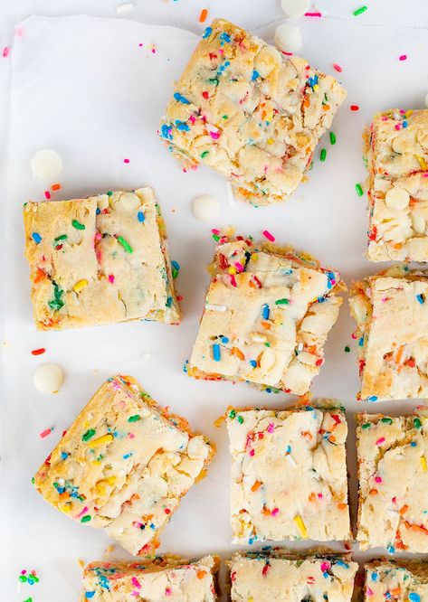 Birthday Blondies, Dessert Blondies, Birthday Cake Blondies, Baking Brownies, Cake Mix Brownies, Cooking Blogs, Birthday Brownies, Celebration Desserts, Blondie Recipe