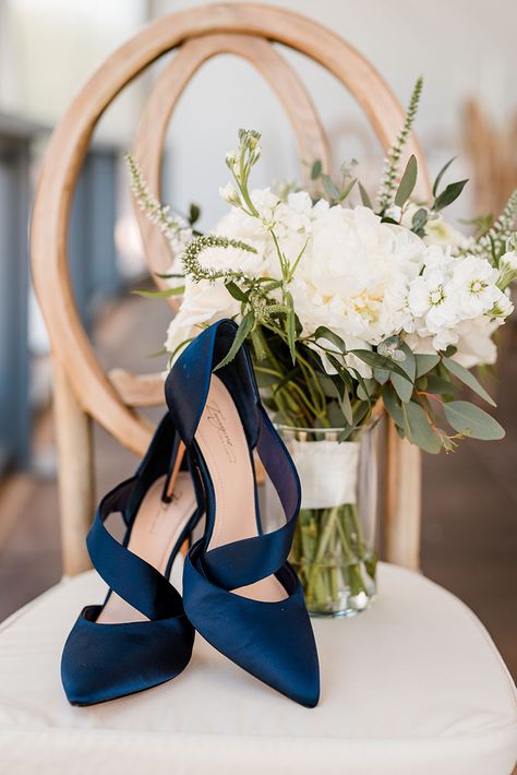 Navy Blue Satin Bridal Shoes for Wedding Day Navy Blue Wedding Shoes For Bride, Winter Wedding Shoes The Bride, Chic Romantic Wedding, Navy Blue Dress Shoes, Outfit Boda, Winter Wedding Shoes, Indoor Shoot, Chic Wedding Style, Navy Blue Wedding Shoes