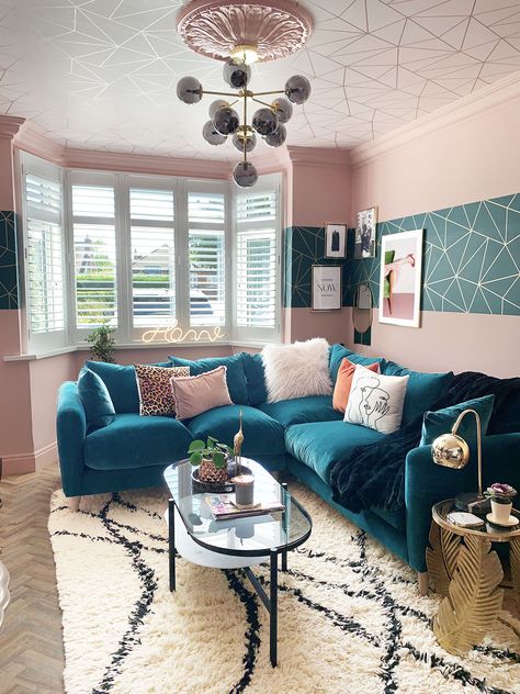 Boho Entrance, Teal Couch Living Room, Bottle Fence, Toilet Makeover, Teal Sofa Living Room, Hallway Renovation, Teal Living Room Decor, Screen Garden, Velvet Sofa Living Room