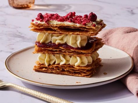 Shortcut Lemon-Raspberry Mille-Feuille Lemon Heaven, Adorable Desserts, Pastries Recipes Dessert, Classic French Desserts, Dessert Treats, Puff Pastry Filling, Crescent Recipes, Freeze Dried Raspberries, Raspberry Tarts