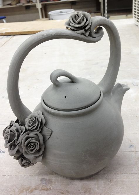 Tea Pot Ceramic Ideas, Ceramic Teapots Handbuilt, Form In Art, Pottery Tea Pots, Pottery Tea Pot, Pottery Lessons, Beginner Pottery, Cerámica Ideas, Ceramic Mosaic Tile