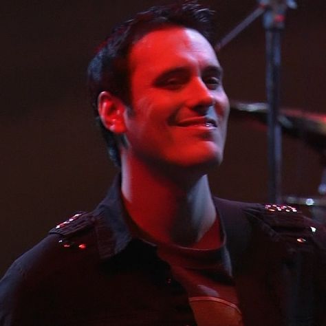 Love this sly smile Benjamin Burnley, Sly Smile, Alt Men, Breaking Benjamin, Almond Joy, His Smile, Band Members, S Diary, Cartoon Profile Pics