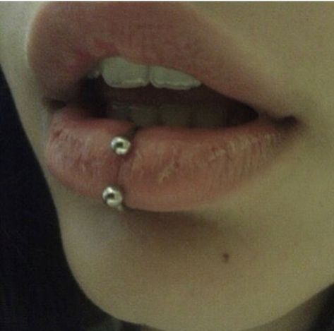 Snake Bite Piercing, Vertical Labret, Face Piercings, Cool Piercings, Cute Piercings, Facial Piercings, Glo Up, Snake Bites, Jewelry Tattoo