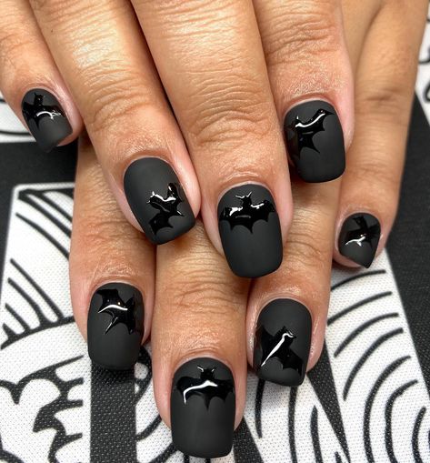 Batman Nails, Halloween Toes, Halloween Nail Art Easy, Bat Nails, Black Halloween Nails, Nail Art Halloween, Sharp Claws, Cartoon Nails, Halloween Manicure