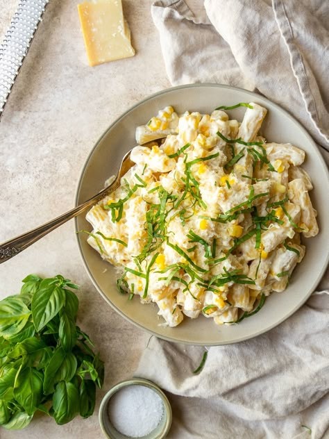 Make a Creamy Corn Pasta recipe with simple ingredients including delicious sweet corn. Serve with lots of fresh basil for the perfect summer dinner. Corn Pasta Sauce, Corn Pasta Recipes, Summer Corn Pasta, Summer Pasta Dinner, Fresh Summer Pasta, Creamy Corn Pasta, Summer Pasta Recipes, Tomato Pasta Recipe, Crockpot Pasta