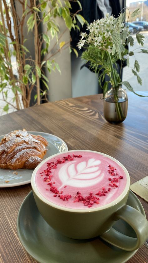 Coffee Shop Coffee Recipes, Cafe Drinks Aesthetic, Red Coffee Shop, Pink Coffee Shop, Red Velvet Latte, Cafe At Home, Aesthetic Coffee Shop, Pink Cafe, Pretty Coffee