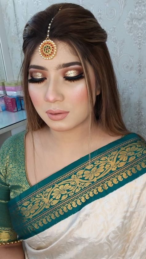 White Saree Eye Makeup, Night Party Makeup Look Indian, Eye Makeup For Green Saree, White Saree Makeup Look, Hairstyle With Jhumar, Green Lehenga Makeup Look, Traditional Makeup Indian, Mehendi Makeup Looks, Bridal Eye Makeup Indian