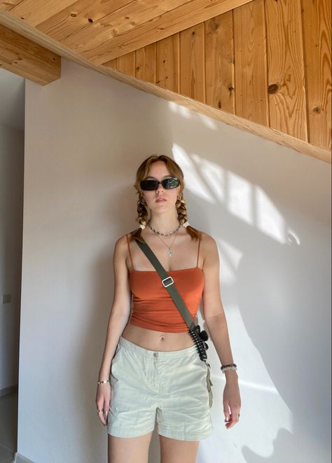 baggy light low waist cargo shorts cami crop top messenger bag swirl earrings sunglasses urban outfitters summer outfit aesthetic braids Low Rise Cargo Shorts Outfit, Summer Outfits Cargo Shorts, Cargo Shorts Outfits Women Summer, Cargo Shorts Aesthetic, Urban Outfitters Summer Outfits, Cargo Shorts Outfits Women, Aesthetic Braids, Low Waisted Cargo, Low Waist Cargo