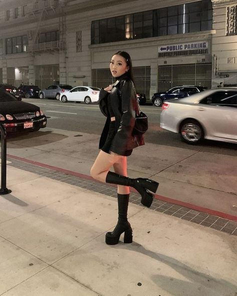 Gogo Boots Outfit, Chunky Boots Outfit, Platform Heels Outfit, Platform Boots Outfit, Platform Knee High Boots, High Boots For Women, Leather Looks, Outfit Botas, Cute And Aesthetic