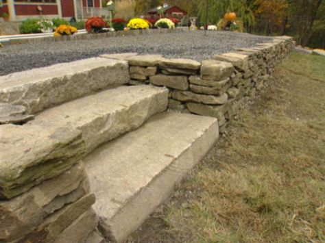 A dry-stack stone retaining wall not only holds back the earth, it adds beauty to a landscape. Terraced Landscape, Diy Retaining Wall, Rock Retaining Wall, Dry Stack Stone, Stacked Stone Walls, Building A Retaining Wall, House Uk, Patio Steps, Gravel Patio