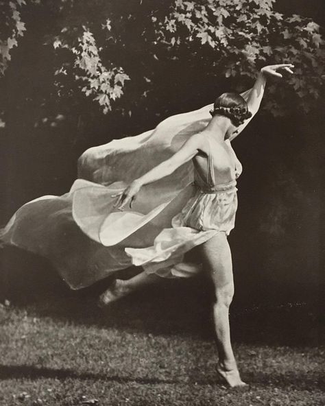 Arnold Genthe, Isadora Duncan, Vintage Dance, Modern Dance, Contemporary Dance, Dance Fashion, Art Plastique, Performance Art, Vintage Photos