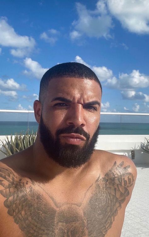 Zesty Drake, Tattoo Under Chest, Drake Photos, Drake Drizzy, Champagne Papi, Tattoo Hair, Drake Graham, Drizzy Drake, Tattoo Ideas Easy