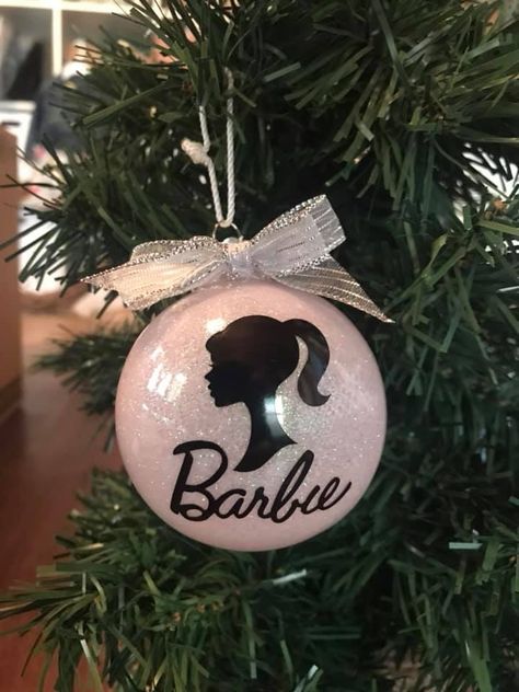 Barbie                      https://www.facebook.com/325407374708368/photos/a.327744707807968/328131154435990/?type=3 Barbie Ornaments Diy, Barbie Ornaments, Barbie Christmas Ornaments, 2023 Barbie, Ornament Diy, Christmas Barbie, Disney Ornaments, Cricut Christmas, Barbie Movie